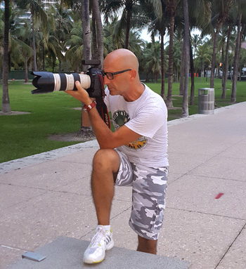 Antonio Vanni si è trasferito a vivere a Miami dove lavora come fotografo